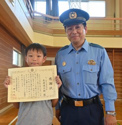 Ryotaro Nagahama, left, holds up a thank-you letter he received from Oura Police Station chief Hisamitsu Ichinose, right, in the city of Nagasaki on Sept. 2, 2024. (Mainichi/Rika Hyakuta)