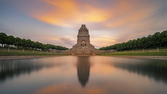 Völkerschlachtdenkmal bei Sonnenuntergang