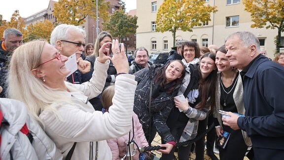 Fanfast IAF: Ein Fan fotografiert Fans mit ihrem Star.