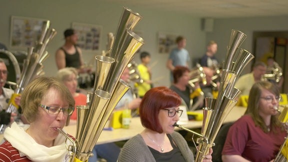 Orchester spielt in einem Raum