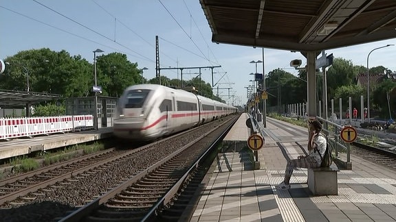 Eine Zug fährt in einen Bahnhof ein