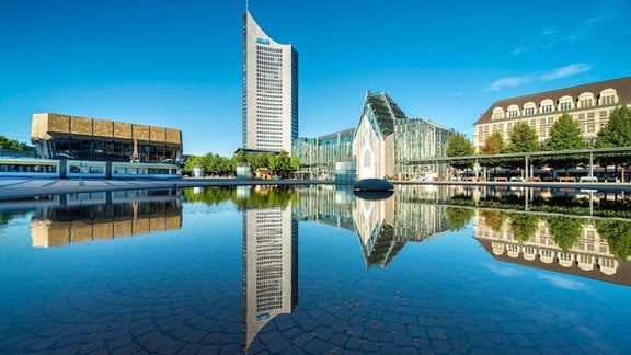 Gewandhaus, City-Hochhaus, Augusteum und Paulinum der Universität, Wasserspiegelung im Opernbrunnen, Augustusplatz Leipzig