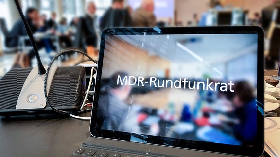 Ein Laptop mit der Schrift MDR-Rundfunkrat