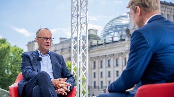 Friedrich Merz, CDU Bundesvorsitzender und CDU/CSU Fraktionsvorsitzender im Bundestag, sitzt beim Sommerinterview der ARD am Bundestag gegenüber von Markus Preiß, Studioleiter und Chefredakteur Fernsehen im ARD-Hauptstadtstudio.