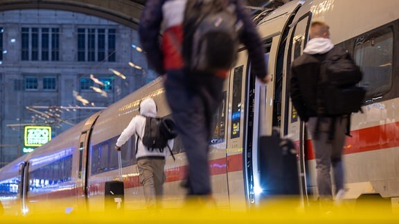 Reisende verlassen einen ICE im Hauptbahnhof.