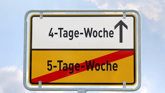 Symbolisches Ortsausgangsschild mit Aufschrift Aufschrift 5-Tage Woche zu 4 Tage-Woche