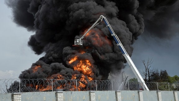 Feuerwehrleute bei den Löscharbeiten, nachdem eine Explosion in einem Treibstoffdepot gemeldet wurde.