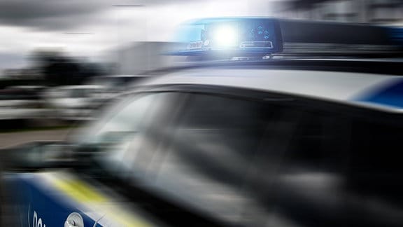 Einsatzwagen der Polizei mit Blaulicht