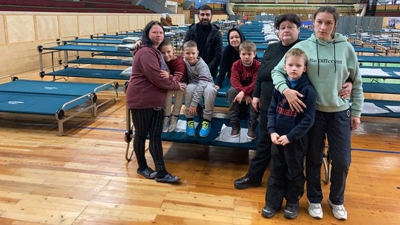 Die Flüchtlingsunterkunft in der Hermann-Gieseler-Halle in Magdeburg, hier eine Gruppe von Geflüchteten