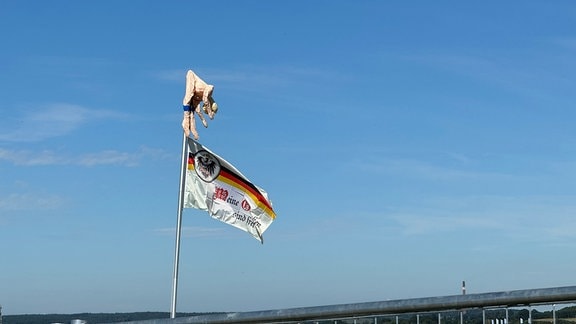 Verschiedene Flaggen mit nationalistischen Inhalten. 