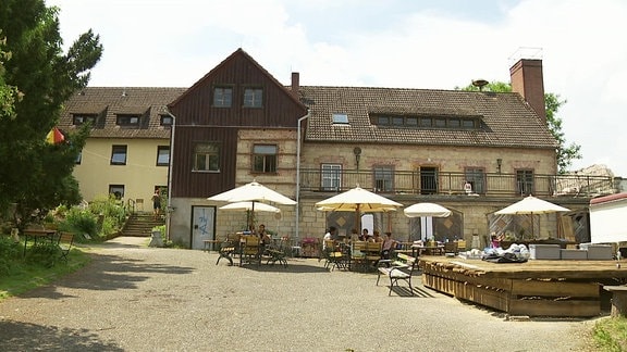 In diesen Zeiten zu bauen und zu sanieren erfordert viel Tatkraft udn Mut. Helena Fernandino und Torsten Haubold haben beides und sanieren die verfallene Heymannbaude in Kleinhennersdorf in der Sächsischen Schweiz als Stätte für Kultur und Begegnung.