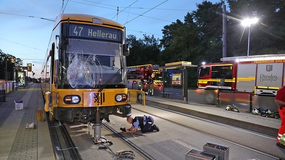 Polizsten untersuchen einen Straßenbahnunfall