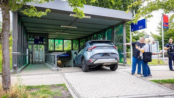 Ein verunglücktes Auto steht auf der Treppe einer Bahnunterführung