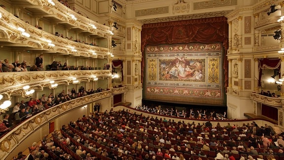 Zuschauerraum der Semperoper Dresden mit Schmuckvorhang 