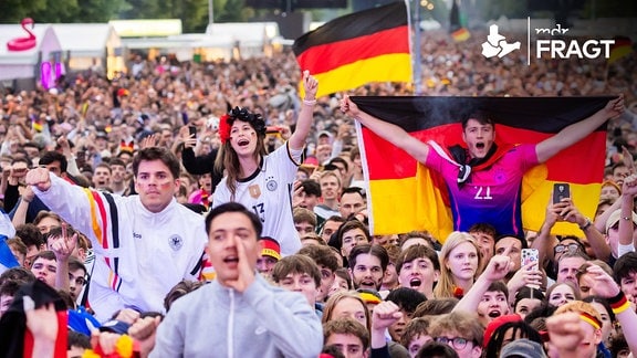 Eine bunte Menschenmasse: Deutschland-Fans feiern mit Deuitschlandfahnen und anderen schwarz-rot-goldenen Fanartikeln beim Public Viewing das Eröffnungsspiel der Fußball-EM.