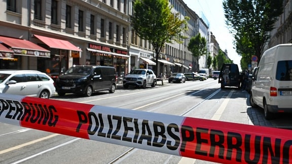 eine hauptstraße am Morgen ist von der polizei abgesperrt worden. Das Palstikband markiert den abgesperrten Bereich.