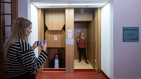 Mitarbeiter der Stadtverwaltung fahren im Neuen Rathaus in Leipzig mit dem so genannten Paternoster.