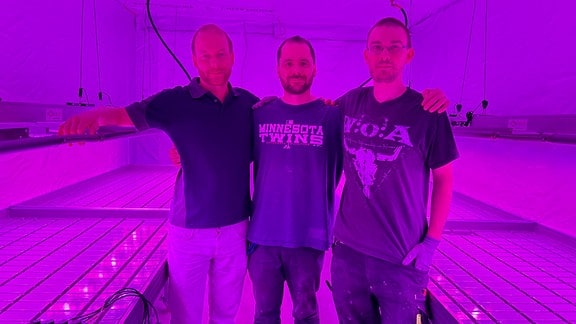 Michael Reichardt (Violedsun, von links), Hermann Klatt (Vorsitzender CSC Erfurt) und  Dennis Gottschalk (Schatzmeister CSC) in einer der fünf Anbaukammern für die Cannabispflanzen.