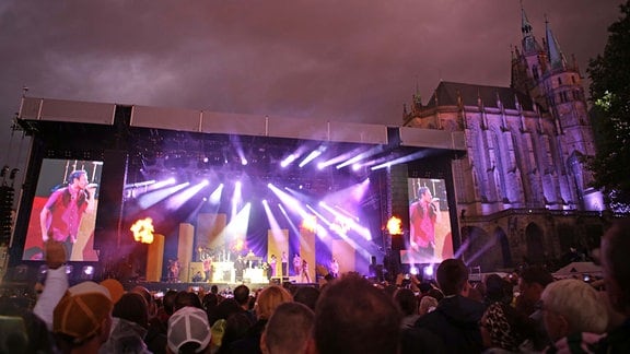 Die Konzert-Bühne neben dem Erfurter Dom.