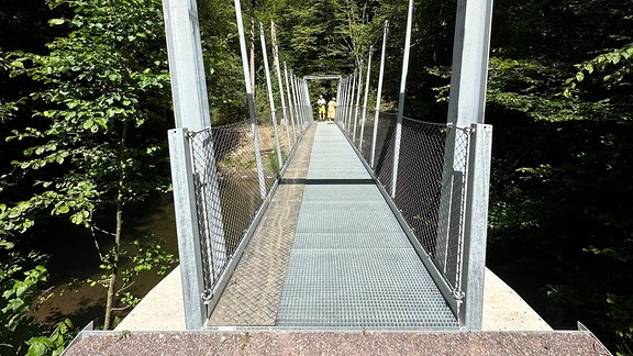 Eine Hängebrücke aus Metall.