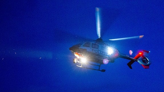 Polizeihubschrauber fliegt in der Nacht  (Symbolfoto)