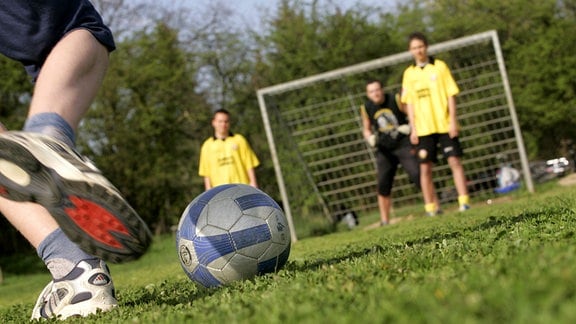 Fußballspiel auf einem Bolzplatz