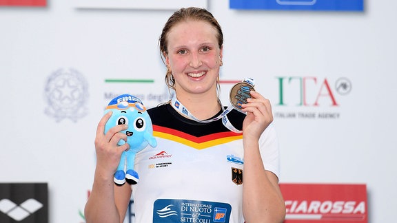 Leonie Maertens aus Deutschland, Bronze, nimmt an der Medaillenzeremonie des 1500-m-Freistil-Finales der Frauen während des 60. Settecolli-Schwimmtreffens im Stadio del Nuoto in Rom (Italien) am 21. Juni 2024 teil. 