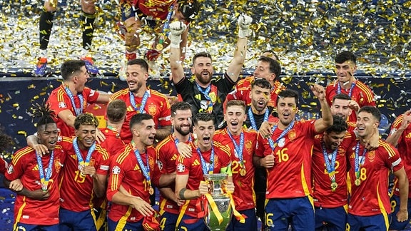 Fussball-EM: Spanien feiert den Sieg gegen England mit dem Pokal