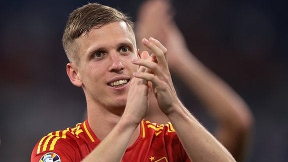 Dani Olmo applaudiert.