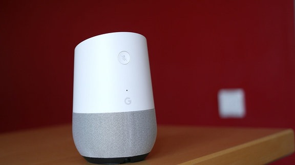 Google Home ist ein von Google entwickelter Lautsprecher. Er hat ein integriertes Mikrofon. Mit diesem Gerät kann man Google Assistant nutzen.