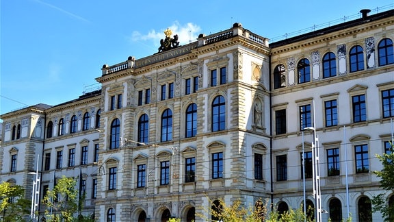 Eduard-Theodor-Böttcher-Bau: Altes mehrstöckiges repräsentatives Universitätsgebäude im Historismus-Stil