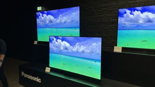 OLED TV: Panasonic MZ2000