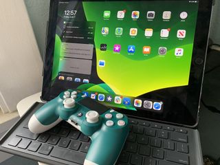 DualShock 4 with iPad