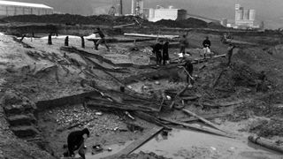 A black and white photo of the discovery of the bridge