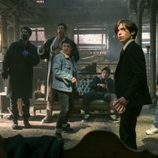 Robert Sheehan as Klaus Hargreeves, Tom Hopper as Luther Hargreeves, Elliot Page as Viktor Hargreeves, Justin H. Min as Ben Hargreeves, Aidan Gallagher as Number Five, David Castañeda as Diego Hargreeves in episode 402 of The Umbrella Academy