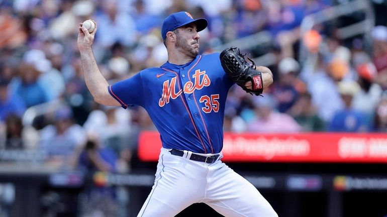 Justin Verlander #35 of the New York Mets pitches against...