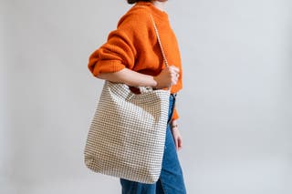 a person wears the Baggu duck bag on one shoulder.