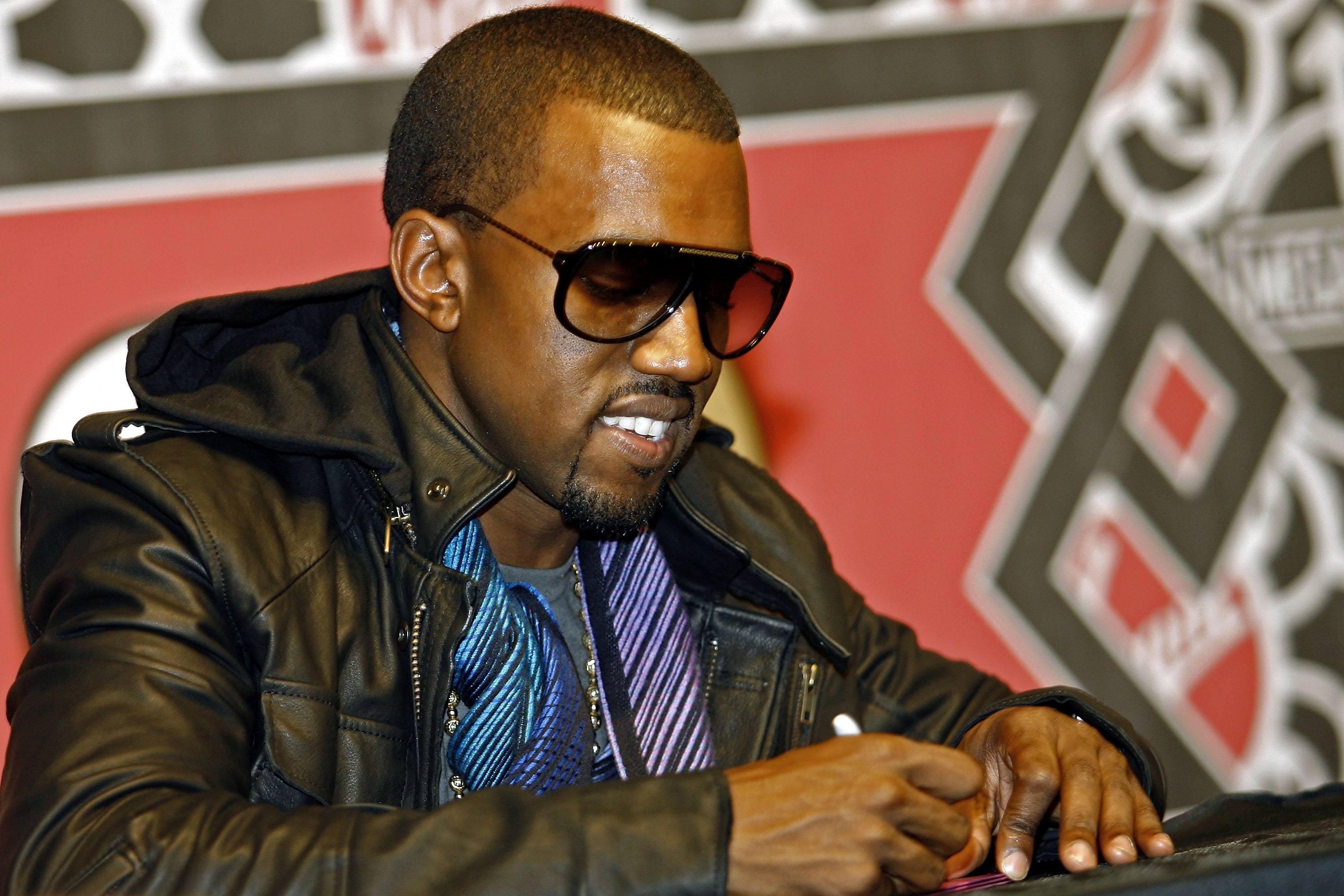 Kanye West Signs Copies Of “Graduation”