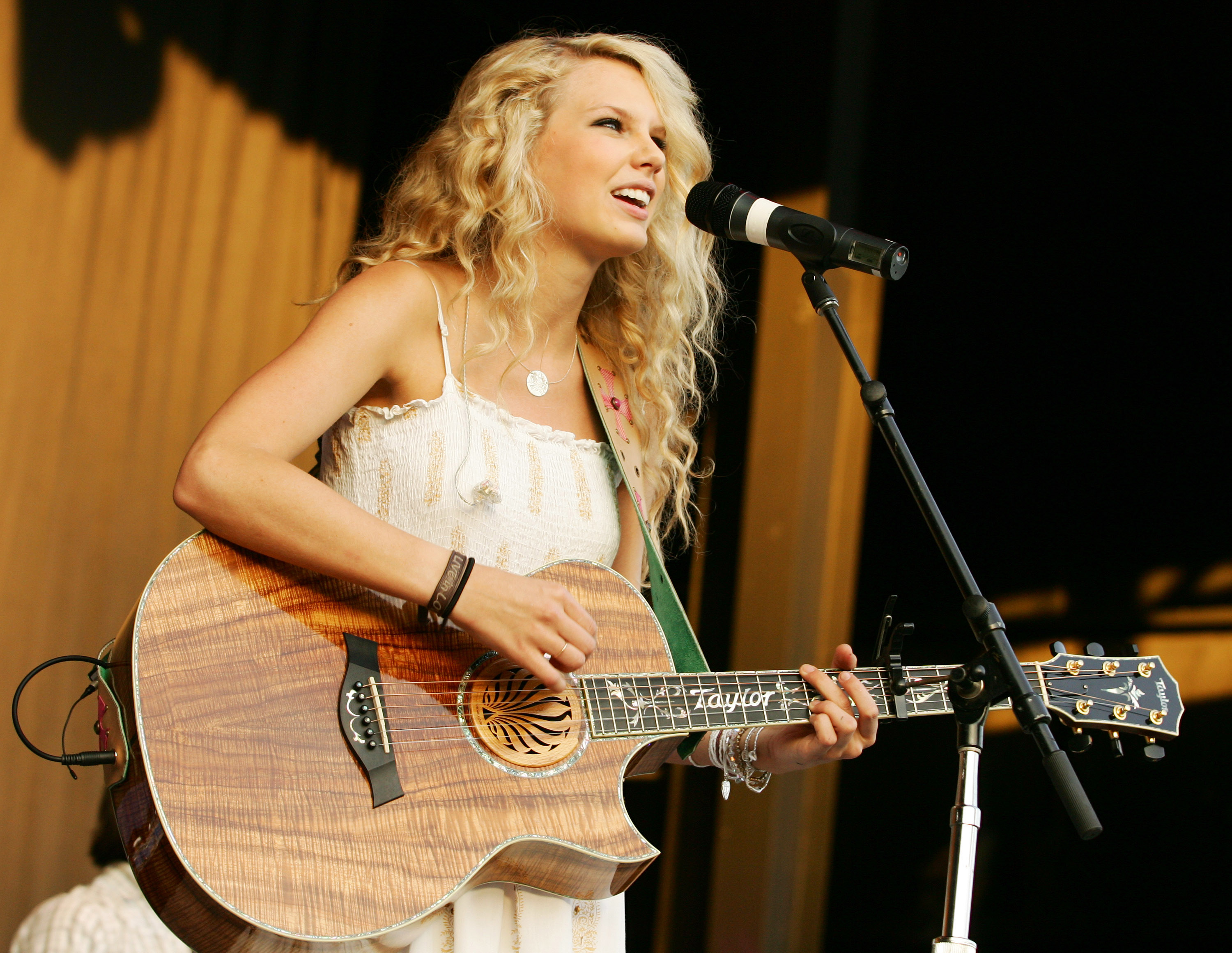 Taylor Swift performs in Kansas City on May 11, 2007