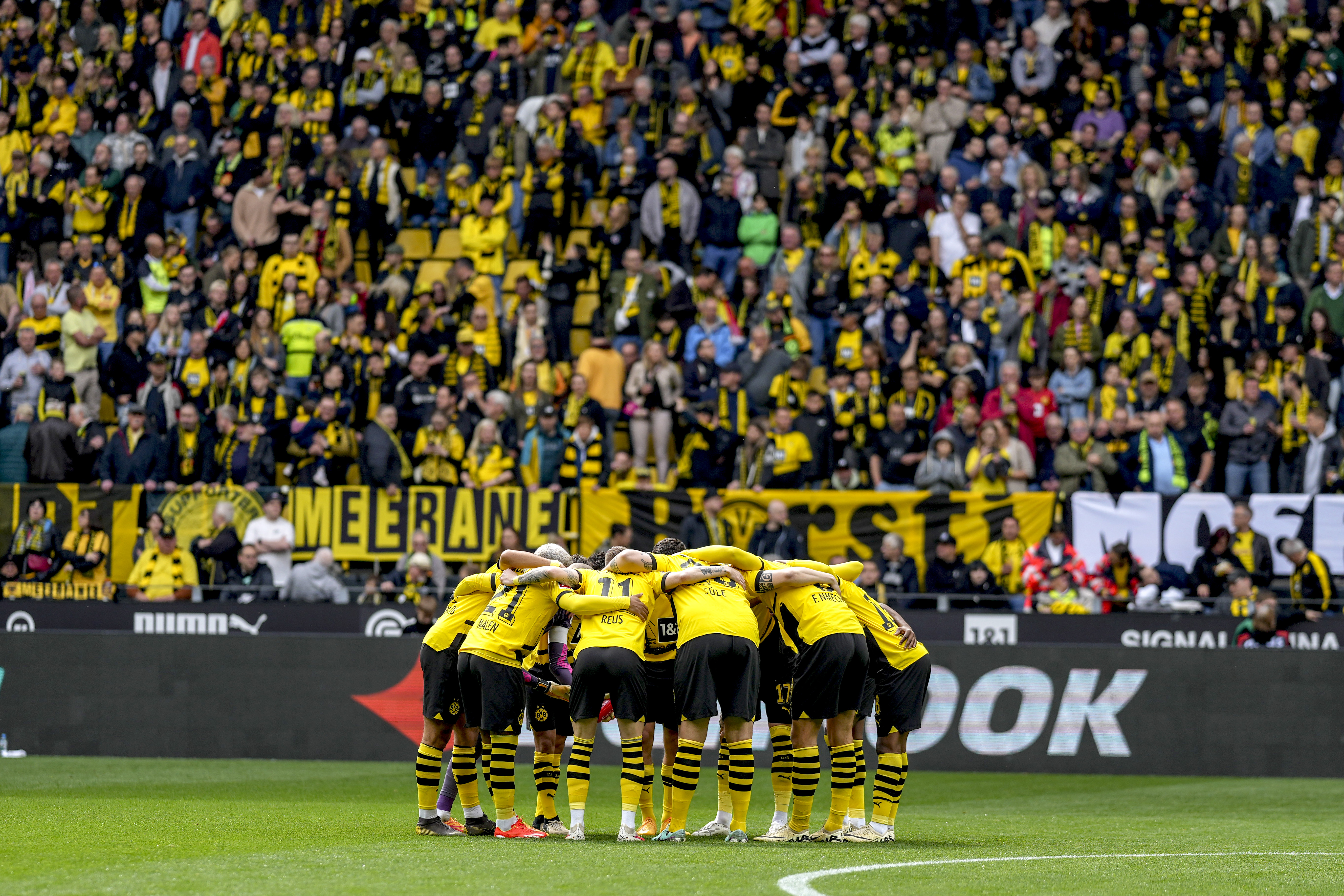 Borussia Dortmund v FC Augsburg - Bundesliga