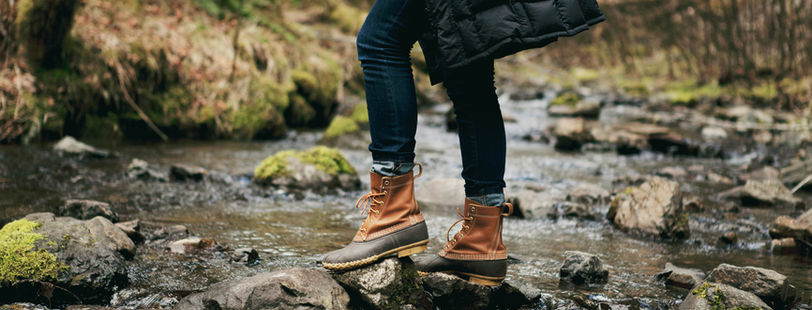 Persona caminando en un río