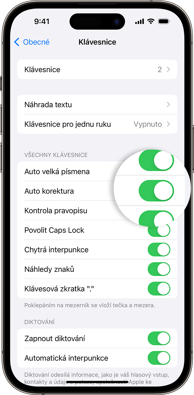 Obrazovka iPhonu a na ní ukázka toho, jak zapnout automatické korektury.