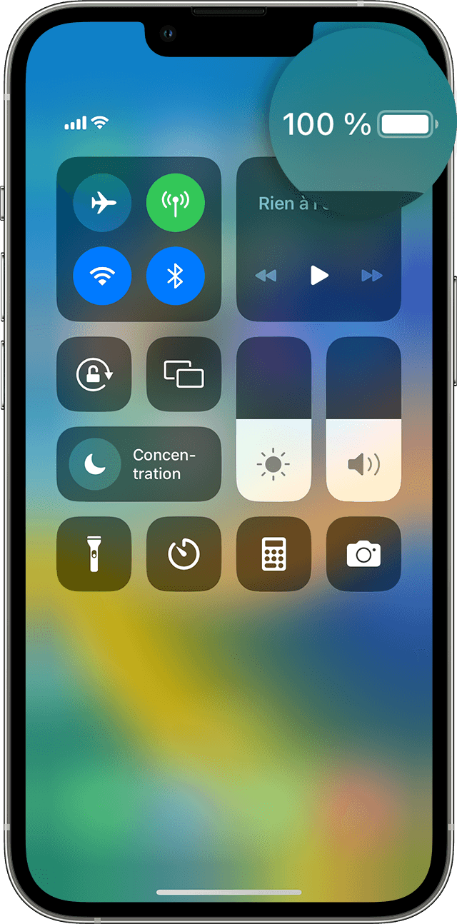 Écran d’iPhone avec le Centre de contrôle affichant le pourcentage de charge de la batterie à 100 %