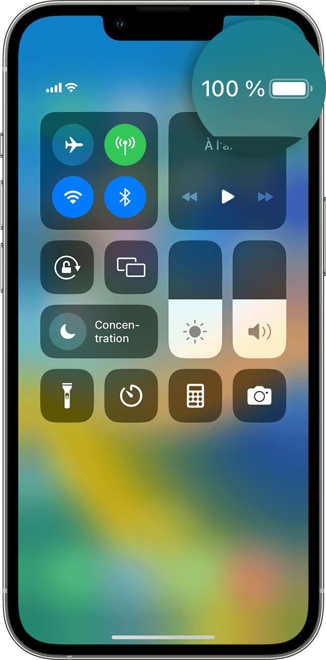 Écran d’iPhone avec le centre de contrôle affichant le pourcentage de charge de la batterie à 100 %