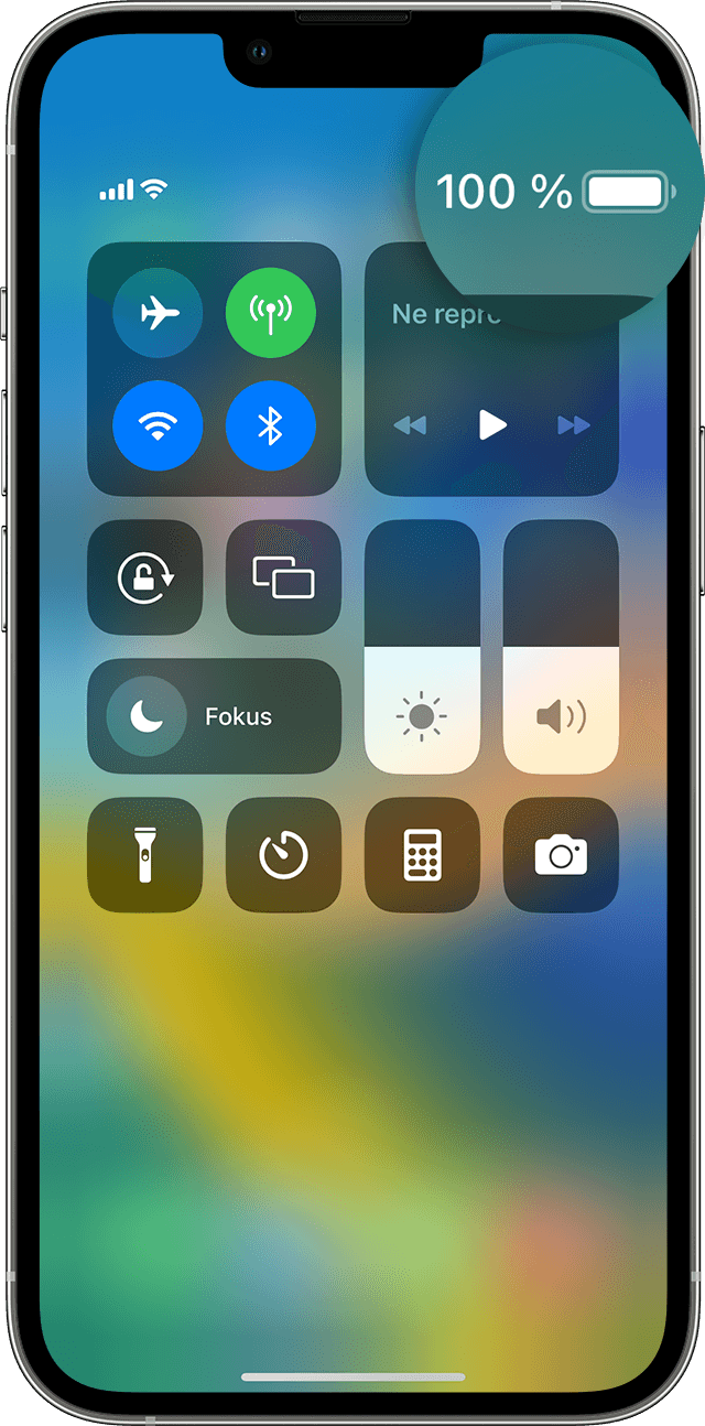 Zaslon iPhone uređaja s kontrolnim centrom i prikazom postotka napunjenosti baterije od 100 %