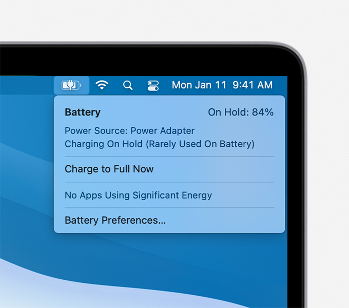 Akumulatora statusa izvēlne operētājsistēmā macOS, kur redzams ziņojums Charging On Hold (Rarely Used on Battery) (Uzlāde apturēta (reti lietota akumulatoram))
