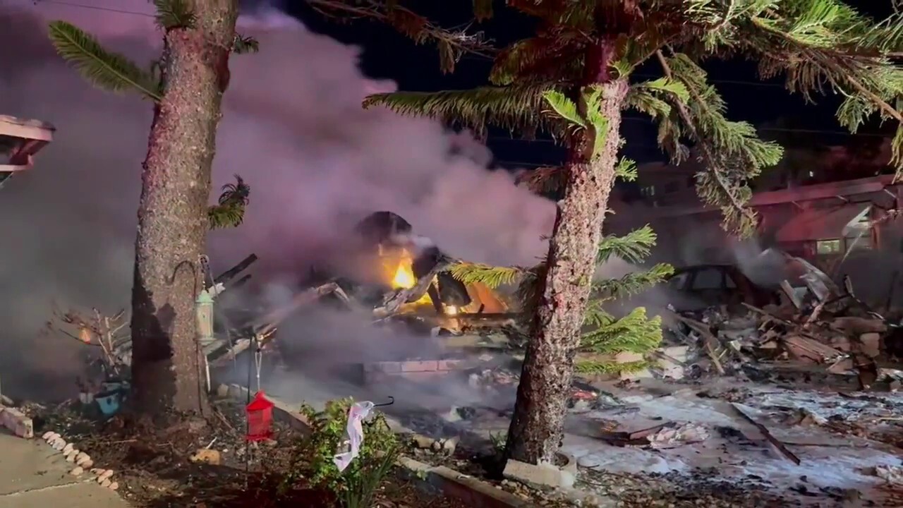 Small plane crashes into Florida mobile home park