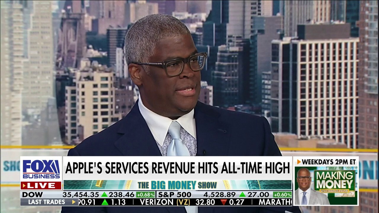  FOX Business host Charles Payne provides insight on buying Amazon and Apple stocks on The Big Money Show.