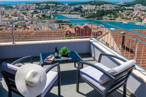 uma mesa e cadeiras numa varanda com vista em Apartment Ivan em Dubrovnik