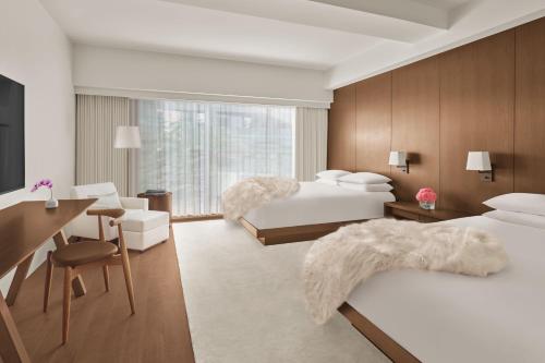 Habitación de hotel con 2 camas y escritorio en The Tokyo EDITION, Ginza, en Tokio